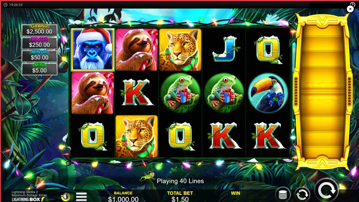 Cena vibrante do slot Lightning Gorilla 2 Xmas com elementos de selva e decoração natalina